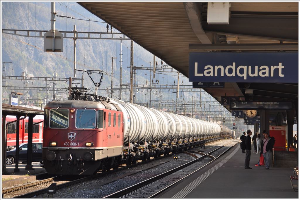 Re 4/4 III 430 368-1 mit einem langen Leerzug in Landquart. (19.04.2016)