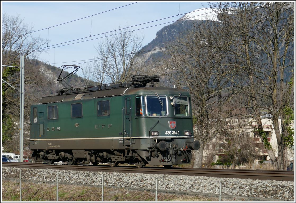 Re 4/4 III/430 364-0 als eine der Letzten in grün ist bei Maienfeld unterwegs nach Chur/Ems Werk. (31.12.2019)