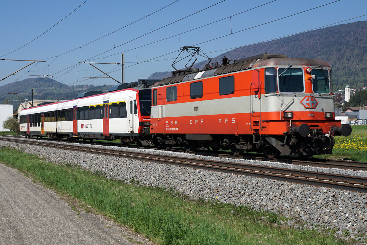 Re 4/4 ll 11108, ehemals Swiss Express, mit einer Sonderleistung bei Grenchen am 19. April 2018.
Foto: Walter Ruetsch