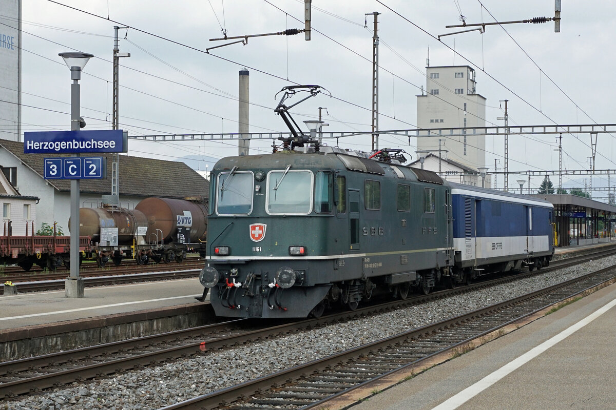 Re 4/4 ll 11161 mit dem Jail Train anlässlich der Bahnhofsdurchfahrt Herzogenbuchsee am 17. August 2021.
Foto: Walter Ruetsch