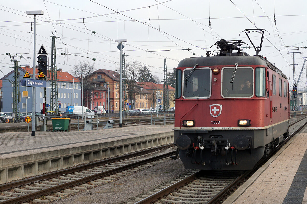 Re 4/4 ll 11303 anlässlich einer Rangierfahrt in Singen (Hohentwiel) am 27. Januar 2022.
Schon bald wird dieser herrliche Anblick einer hübschen Schweizerin in Deutschland Geschichte sein.
Foto: Walter Ruetsch