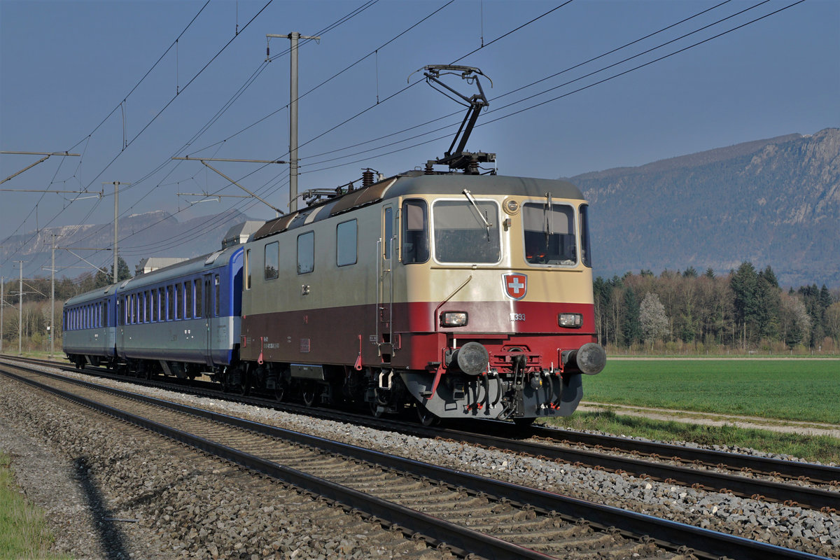 Re 4/4 ll 11393 in TEE-Farben mit einer Sonderleistung Lyss-Sissach bei Deitingen am 14. April 2021.
Foto: Walter Ruetsch