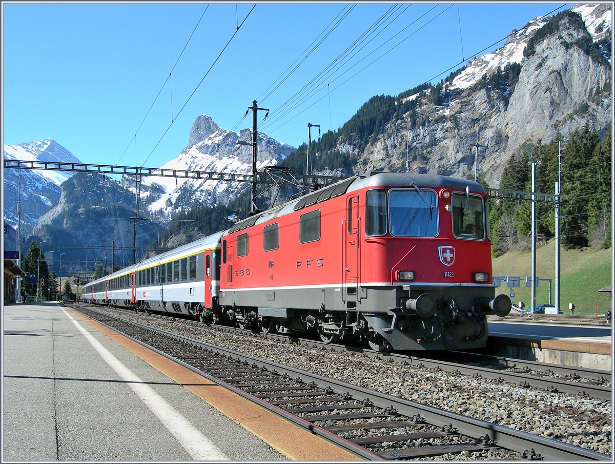 Re 4/4 mit EC Vauban von Brig nach Bruxelles Midi in Kandersteg am 11. April 2007