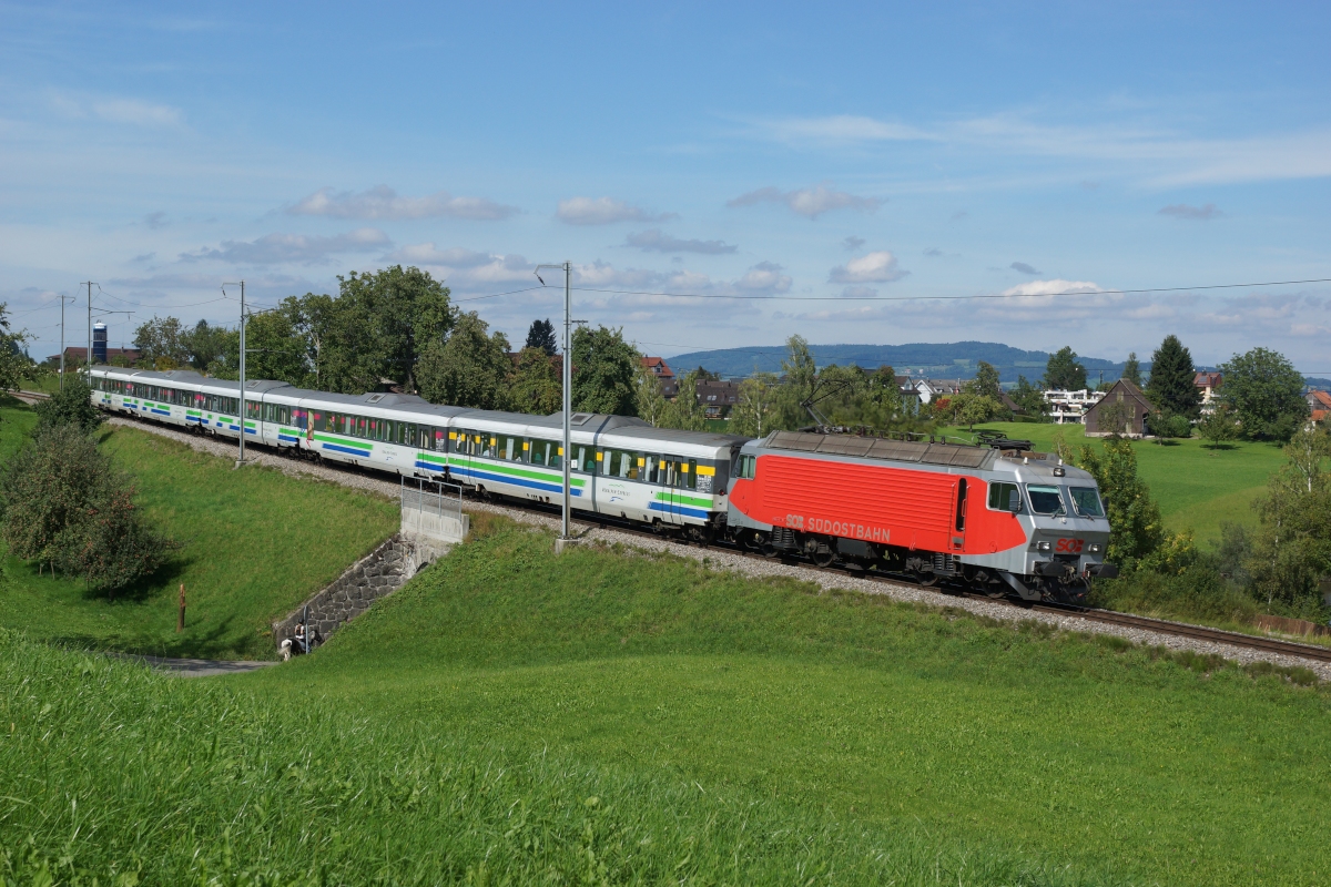 Re 446 015-0 befindet sich am 21.09.2013 mit dem IR 2419 unterhalb von Samstagern.