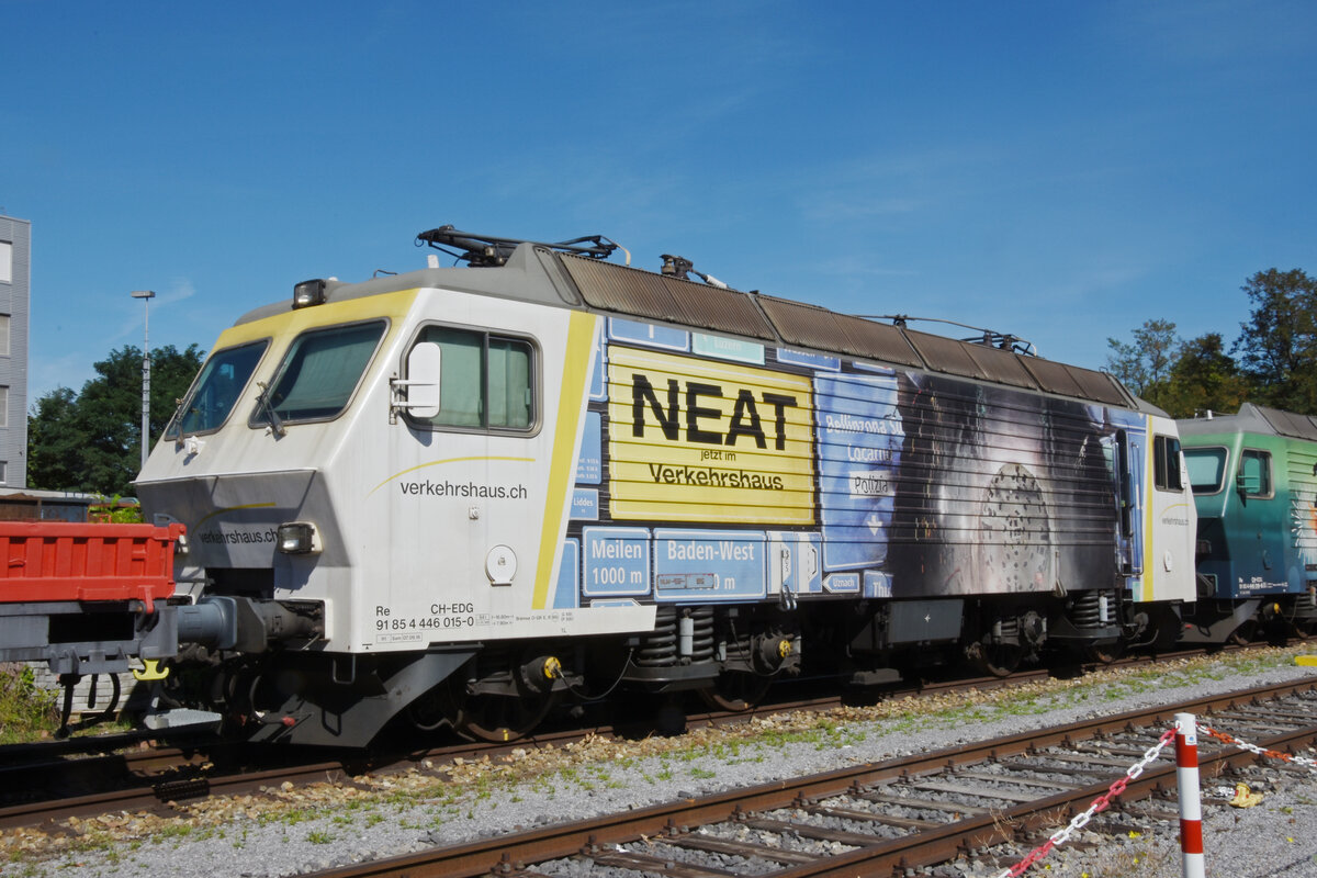 Re 446 015-0 der EDG steht am 04.09.2023 auf einem Abstellgleis beim Basler Rheinhafen.
