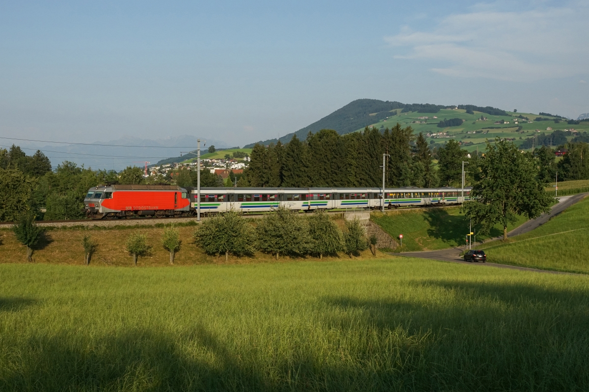 Re 446 015-0 erreicht am Abend des 08.08.2015 mit dem VAE 2586 Samstagern.