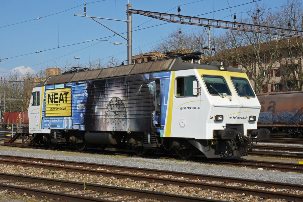 Re 446 015-0 (ex SOB) steht auf einem Abstellgleis beim Basler Rheinhafen. Die Aufnahme stammt vom 19.03.2020.