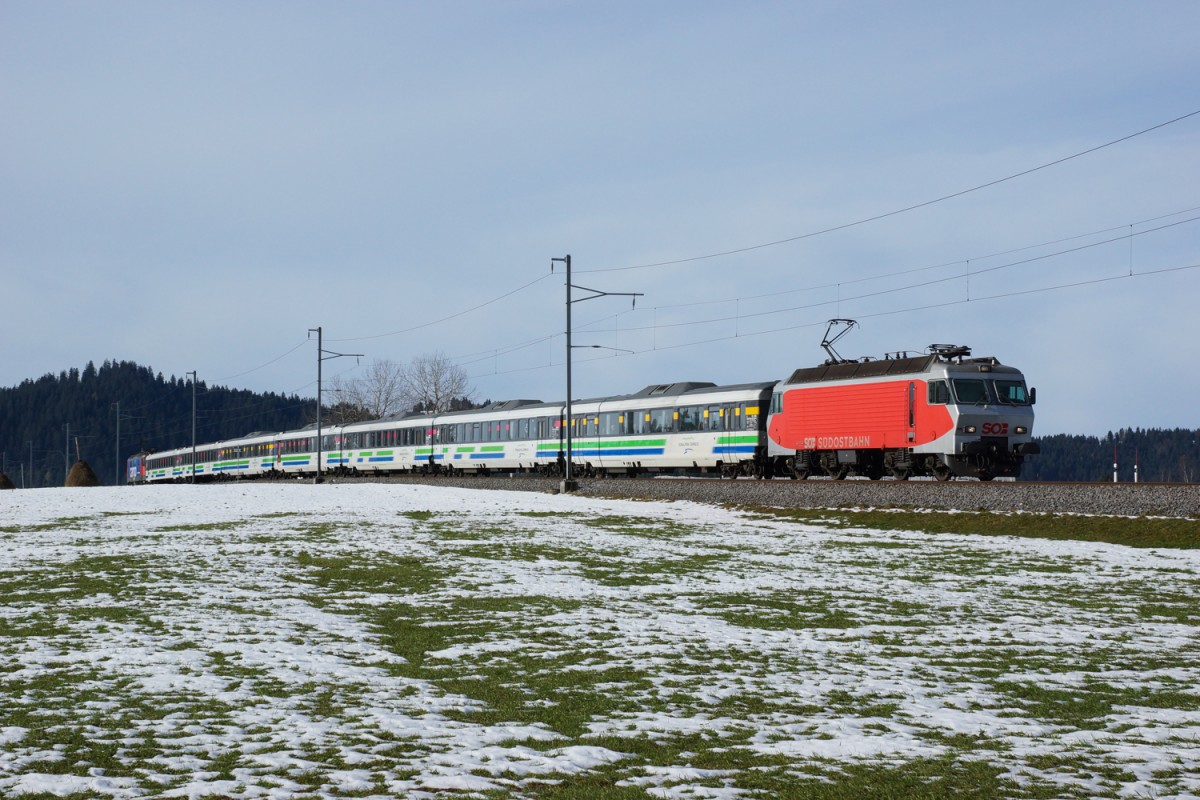 Re 446 015-0 rollt am 09.11.2014 mit dem VAE 2419 von Altmatt Richtung Biberbrugg.