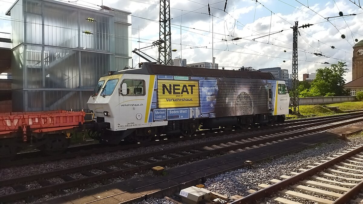 Re 446 015 am 22.6.21 in Basel Badischer Bahnhof mit leeren Flachwagen 
