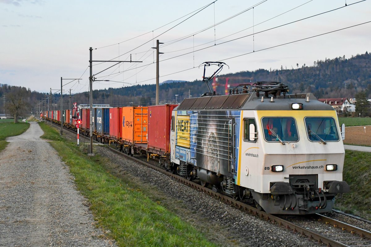 Re 446 015 der EDG ist aus St. Margrethen kommend kurz vor Mellingen AG unterwegs in Richtung Lenzburg. Aufgenommen am Abend des 25.03.2021.