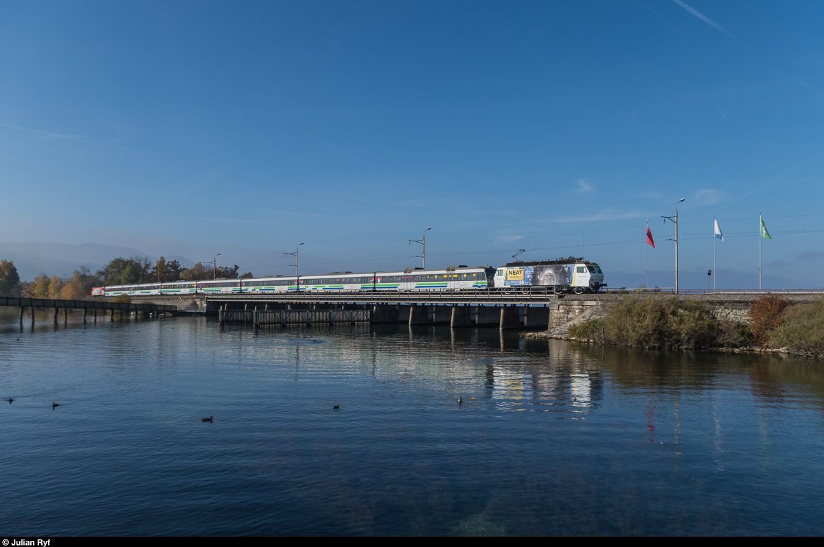 Re 446 015 fährt am 1. November 2016 mit einem Voralpen-Express zwischen Pfäffikon SZ und Rapperswil über den Seedamm.
