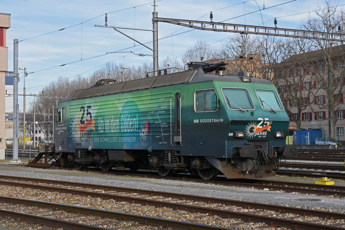 Re 446 016-8 (ex SOB) steht auf einem Abstellgleis beim Basler Rheinhafen. Die Aufnahme stammt vom 31.12.2019.