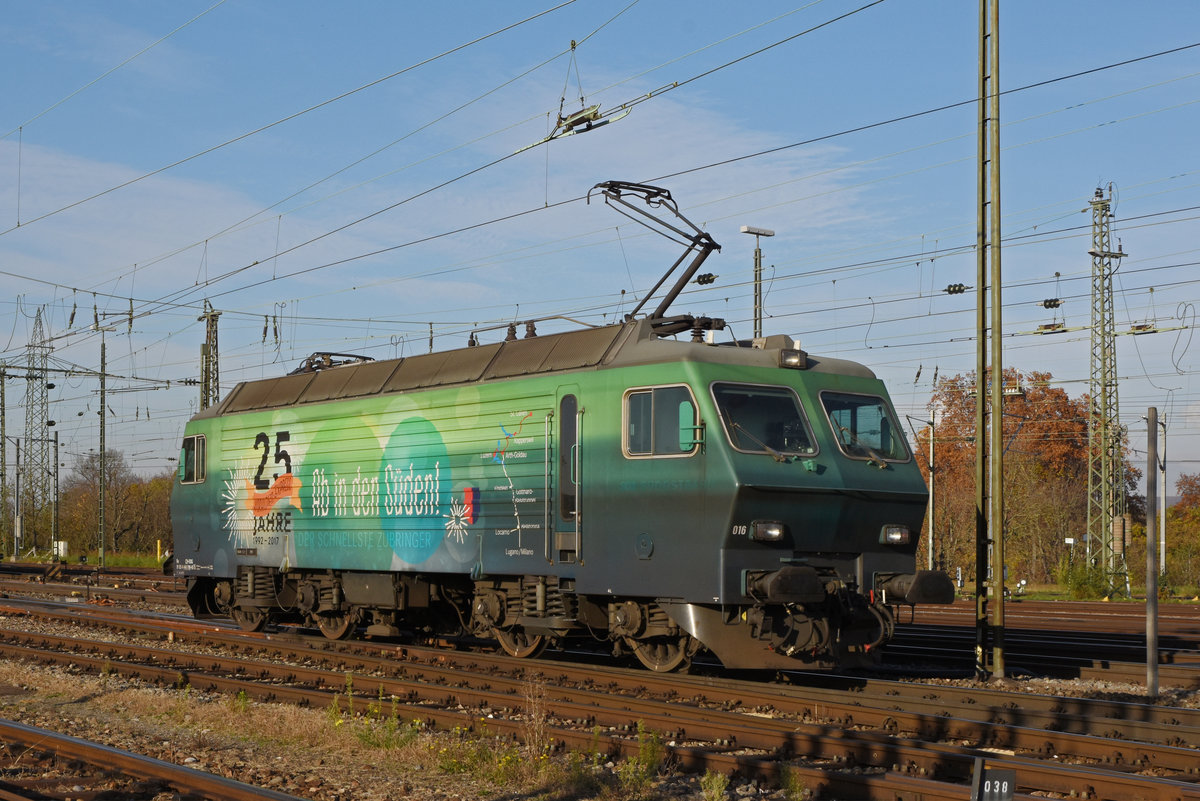 Re 446 016-8 (ex SOB) durchfährt den badischen Bahnhof. Die Aufnahme stammt vom 10.11.2020.