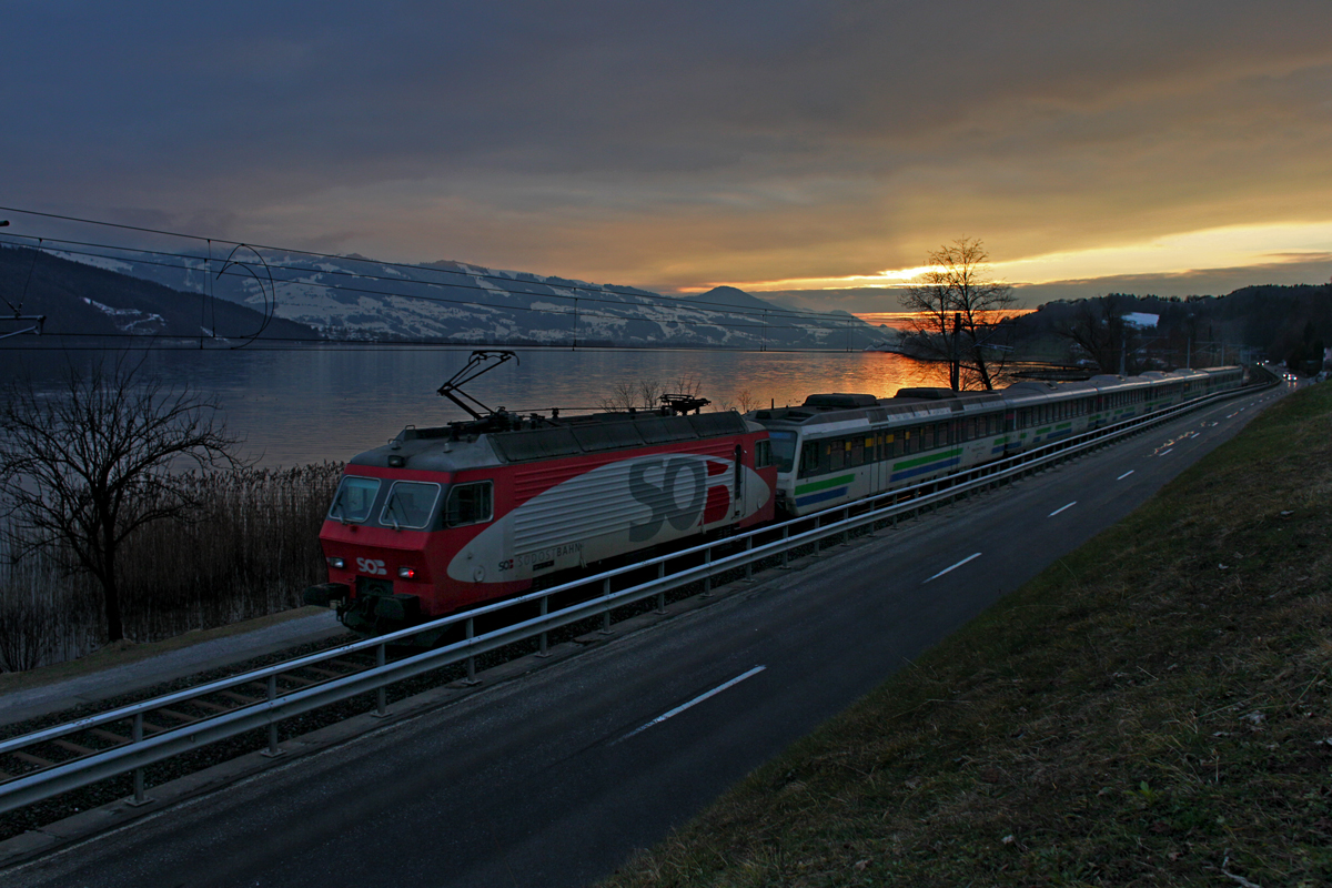 Re 446 016 und Re 446 018 fahren abends mit dem Voralpenexpress am oberen Zürichsee Richtung Rapperswil.Bild vom 28.2.2015