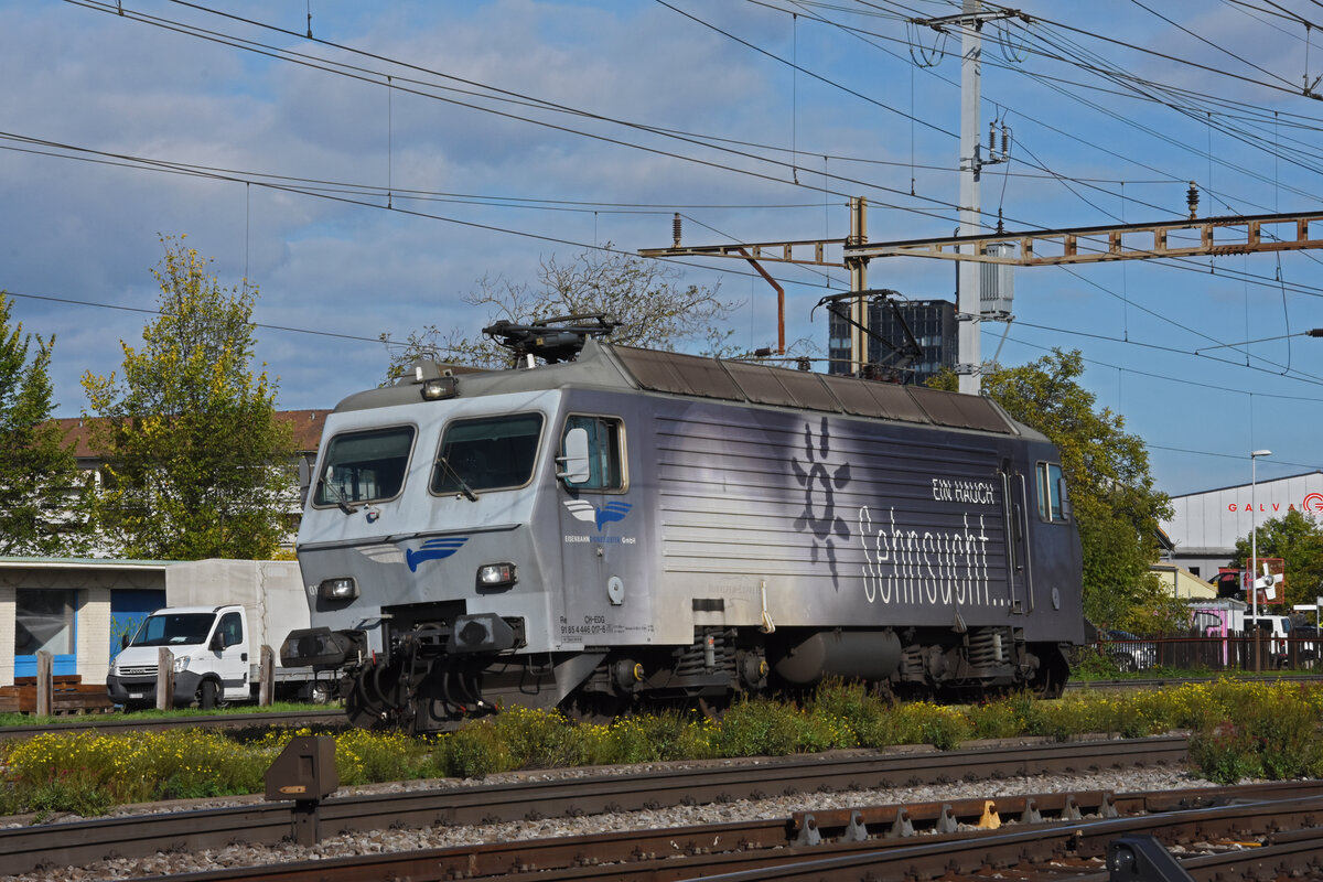 Re 446 017-6 der EDG durchfährt am 03.10.2022 solo den Bahnhof Pratteln.