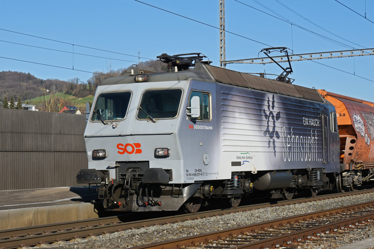 Re 446 017-6 (ex SOB) durchfährt den Bahnhof Gelterkinden. Die Aufnahme stammt vom 07.02.2020.