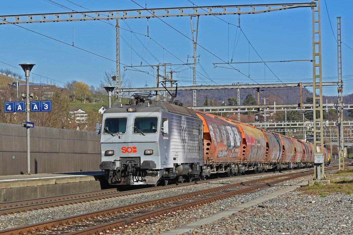 Re 446 017-6 (ex SOB) durchfährt den Bahnhof Gelterkinden. Die Aufnahme stammt vom 07.02.2020.