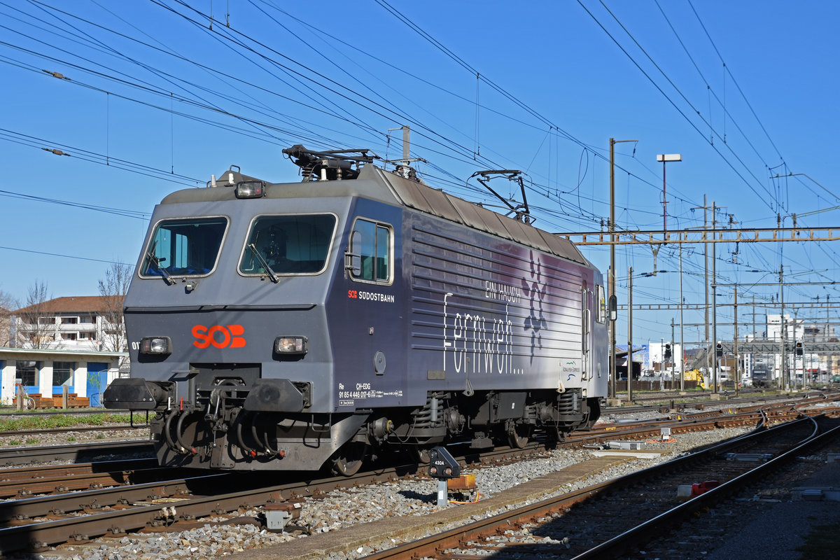 Re 446 017-6 (ex SOB) durchfährt solo den Bahnhof Pratteln. Die Aufnahme stammt vom 13.03.2020.