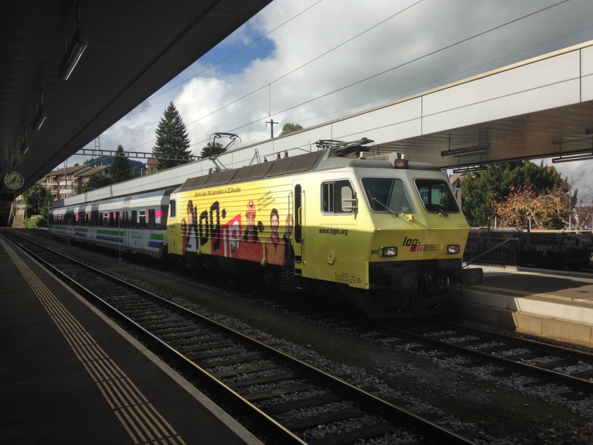 Re 446 017-6,  Login , mit 2 Mittelwagen eines Ost NPZ in Herisau. Die Mittelwagen tragen das Voralpen Express Design, 11.10.2013.