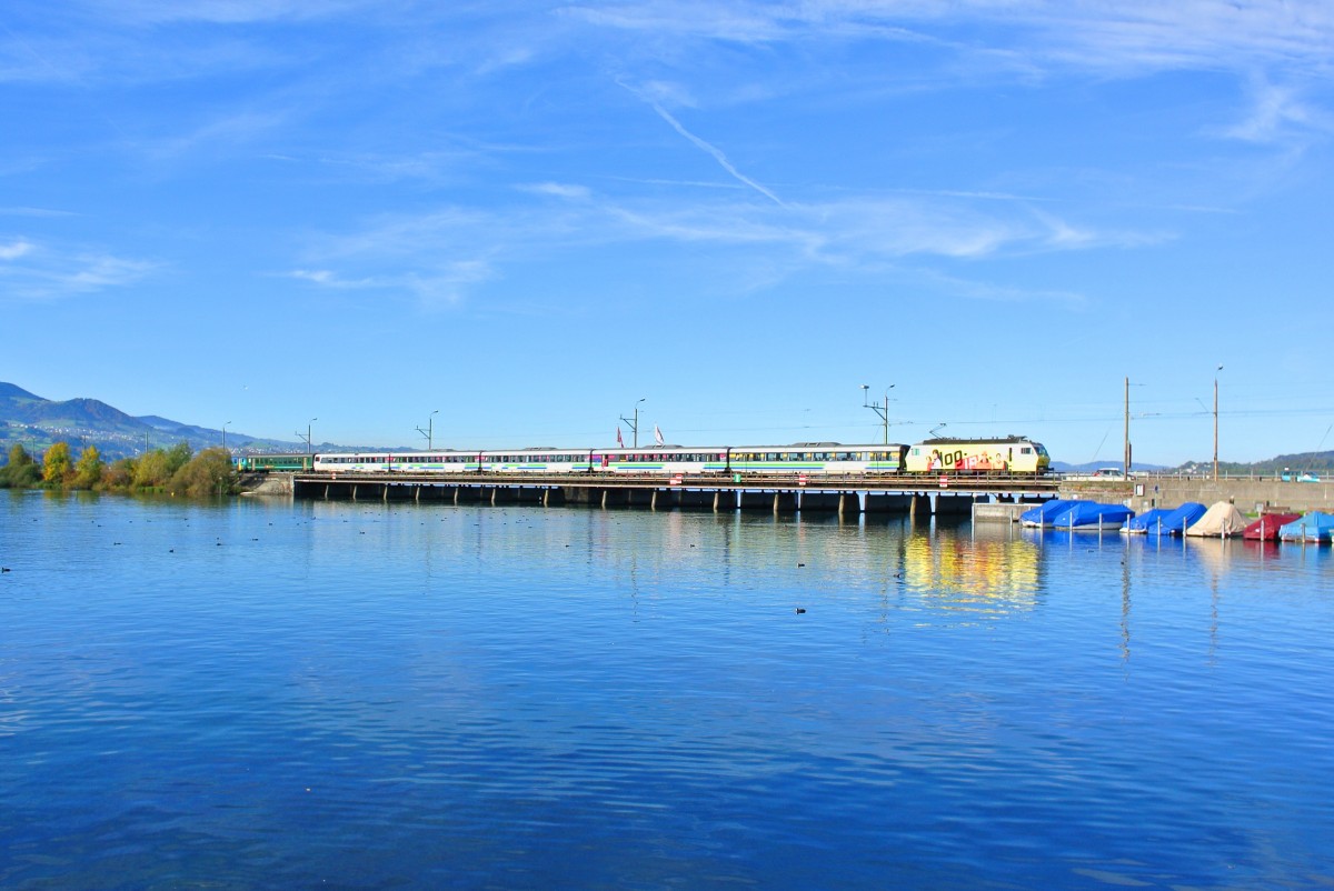 Re 446 017-6, Login, mit dem VAE IR 2415 auf dem Seedamm zwischen Pfffikon SZ und Rapperswil SG. Am Schluss des Zuges sind noch 2 SBB EWII Wagen zur Verstrkung angehngt, 19.10.2013.