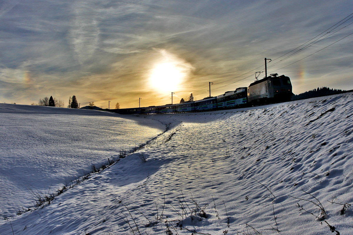 Re 446 017 fährt am Abend des 24.11.2015 mit dem Voralpenexpress im winterlichen Altmatt vorüber