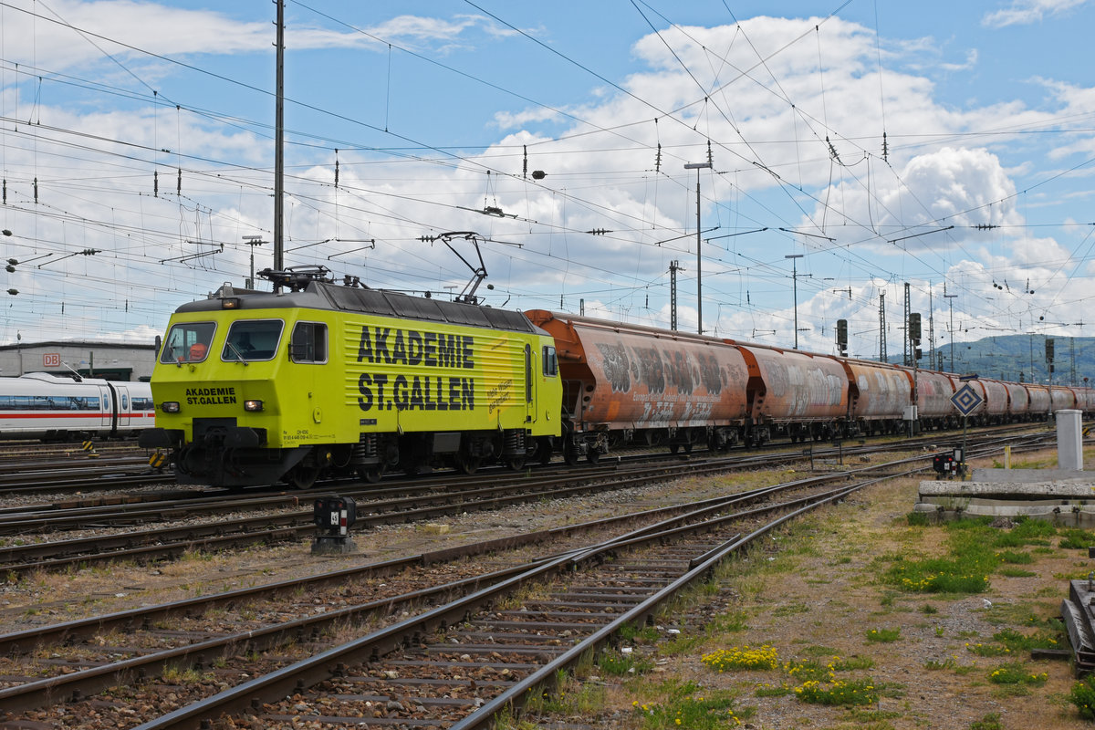 Re 446 018-4 durchfährt den badischen Bahnhof. Die Aufnahme stammt vom 29.04.2020. 