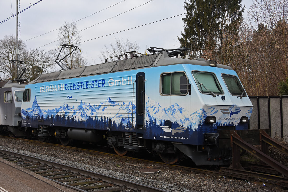 Re 446 018-4 der EDG steht auf einem Abstellgleis beim Bahnhof Rheinfelden. Die Aufnahme stammt vom 23.01.2022.