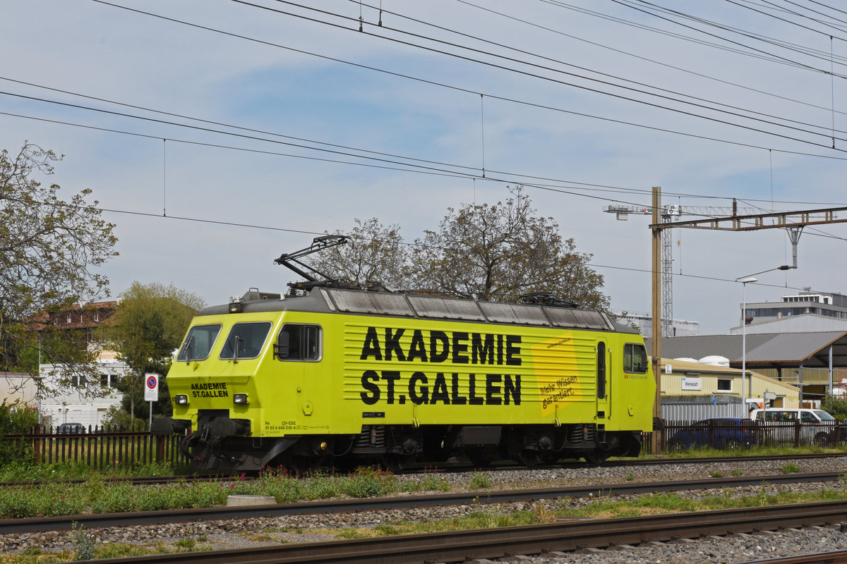 Re 446 018-4 (ex SOB) durchfährt den Bahnhof Pratteln. Die Aufnahme stammt vom 21.04.2020.