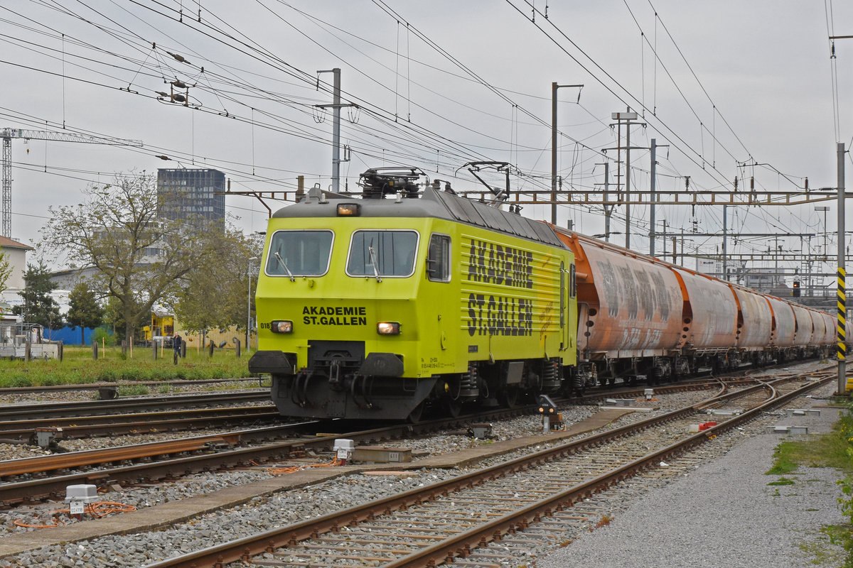 Re 446 018-4 (ex SOB) durchfährt den Bahnhof Pratteln. Die Aufnahme stammt vom 21.04.2020.