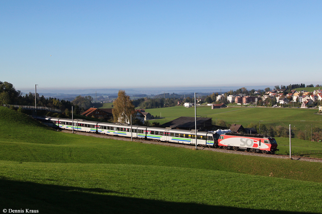 Re 446 mit VAE 2426 am 18.10.2014 bei Herisau.