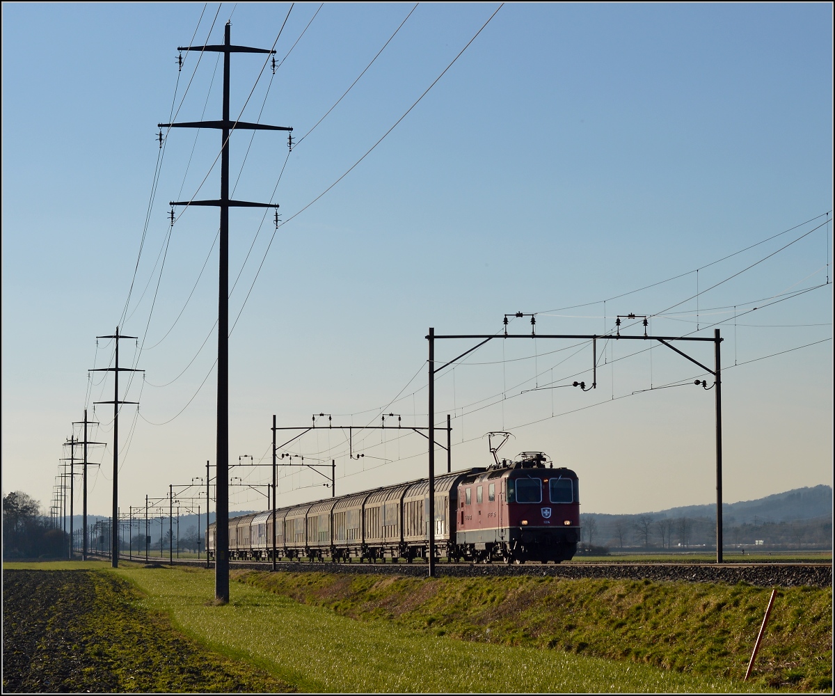 Re 4/4<sup>II</sup> 11314 fährt einen Güterzug durch das Thurtal Richtung Weinfelden. Eschikofen, Februar 2014.
