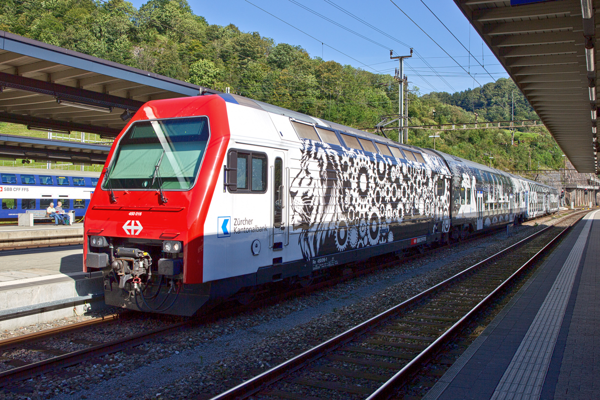Re 450 016 steht am 29.8.2014 in Ziegelbrücke.
Eine sehr hübsch aunzuschauende,gelungene Werbung der
Zürcher Kantonalbank ziert die Loks und Wagen.

