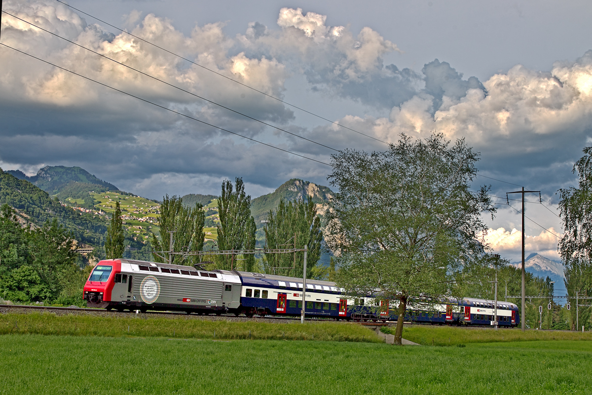 Re 450 045-0 braust mit der S2 nach Zürich Flughafen in Weesen vorüber.Bild vom 7.6.2015