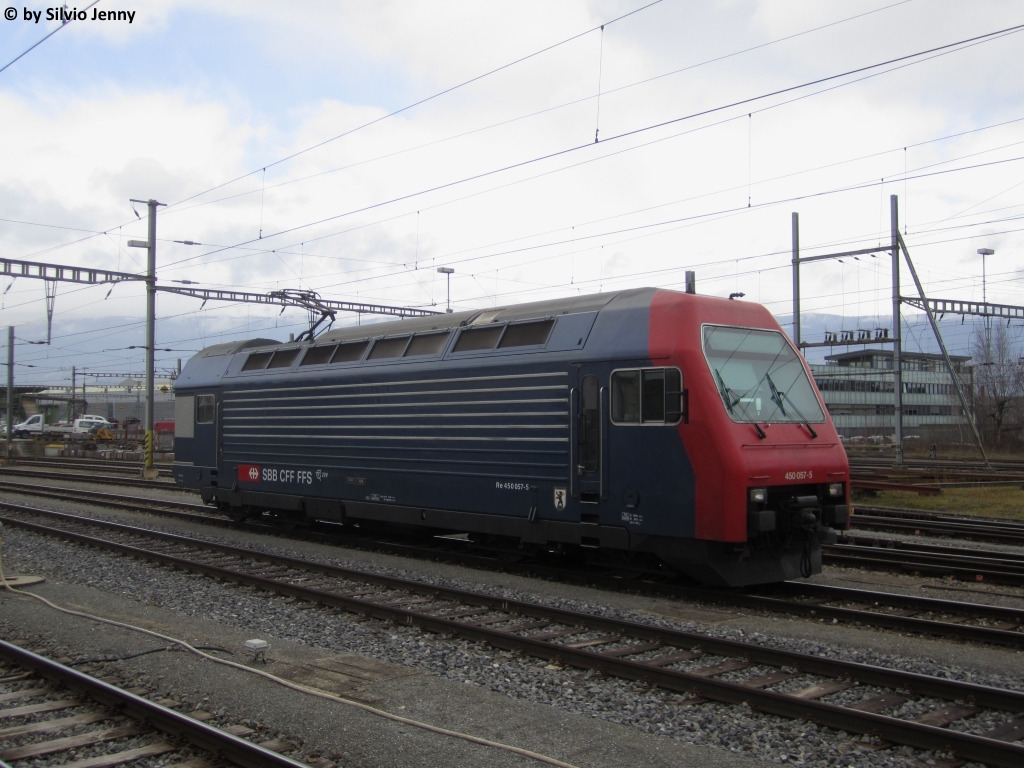 Re 450 057-5 ''Dielsdorf'' am 21.2.2017 in Yverdon-les-Bains. Die Lok wurde in die HW Yverdon für die Modernisierung im Rahmen des Projekt's LION überführt. Inzwischen ist die Lok als DPZ+ wieder auf dem Netz der Zürcher S-Bahn anzutreffen.