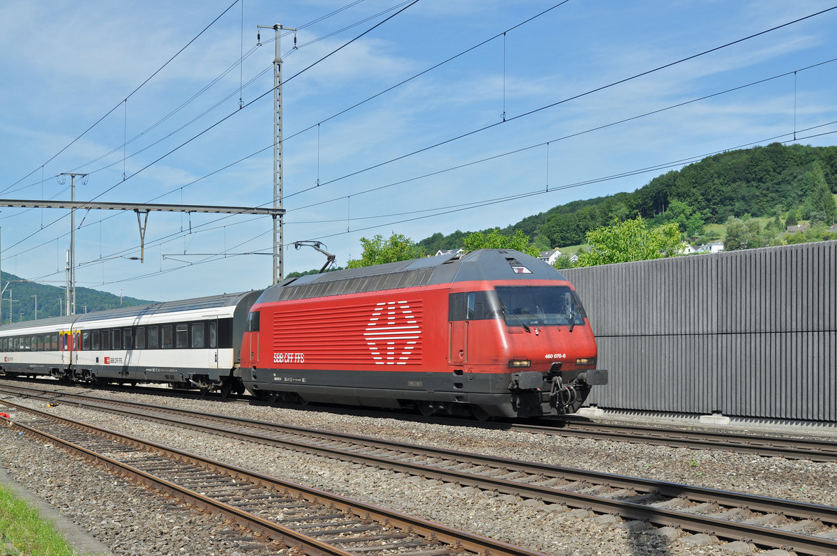 Re 450 070-6 durchfährt den Bahnhof Gelterkinden. Die Aufnahme stammt vom 05.07.2017.