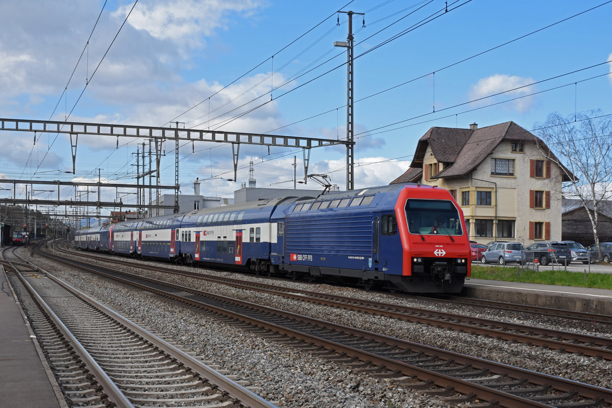 Re 450 082-3 durchfährt den Bahnhof Rupperswil. Die Aufnahme stammt vom 13.03.2020.