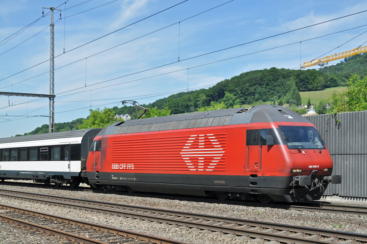 Re 450 092-0 durchfährt den Bahnhof Gelterkinden. Die Aufnahme stammt vom 05.07.2017.