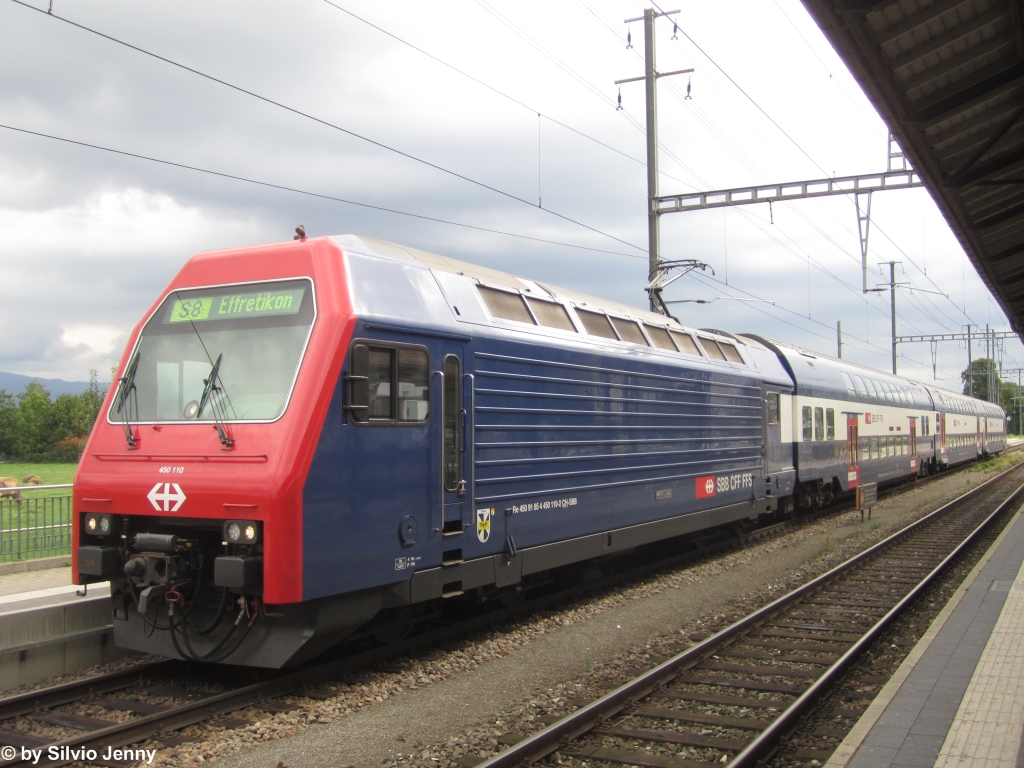 Re 450 110 ''Hittnau'' 6.9.2015 in Pfäffikon SZ. Dieses Bild wird ab kommendem Fahrplanwechsel der Vergangenheit angehören. Einerseits wird die S8 wieder auf DTZ umgestellt und anderseits endet die S8 am Abend und am Wochenende nicht mehr in Effretikon sondenr fährt auch dann halbstündlich mind. bis Winterthur.