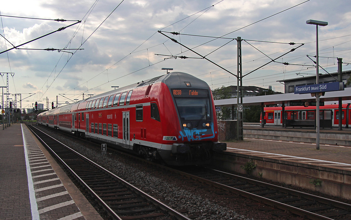 RE 4520 (Frankfurt (Main) Hbf - Fulda) fährt am 03.09.2017 in Frankfurt(Main)Süd ein. Schublok ist die 114 016-9.
