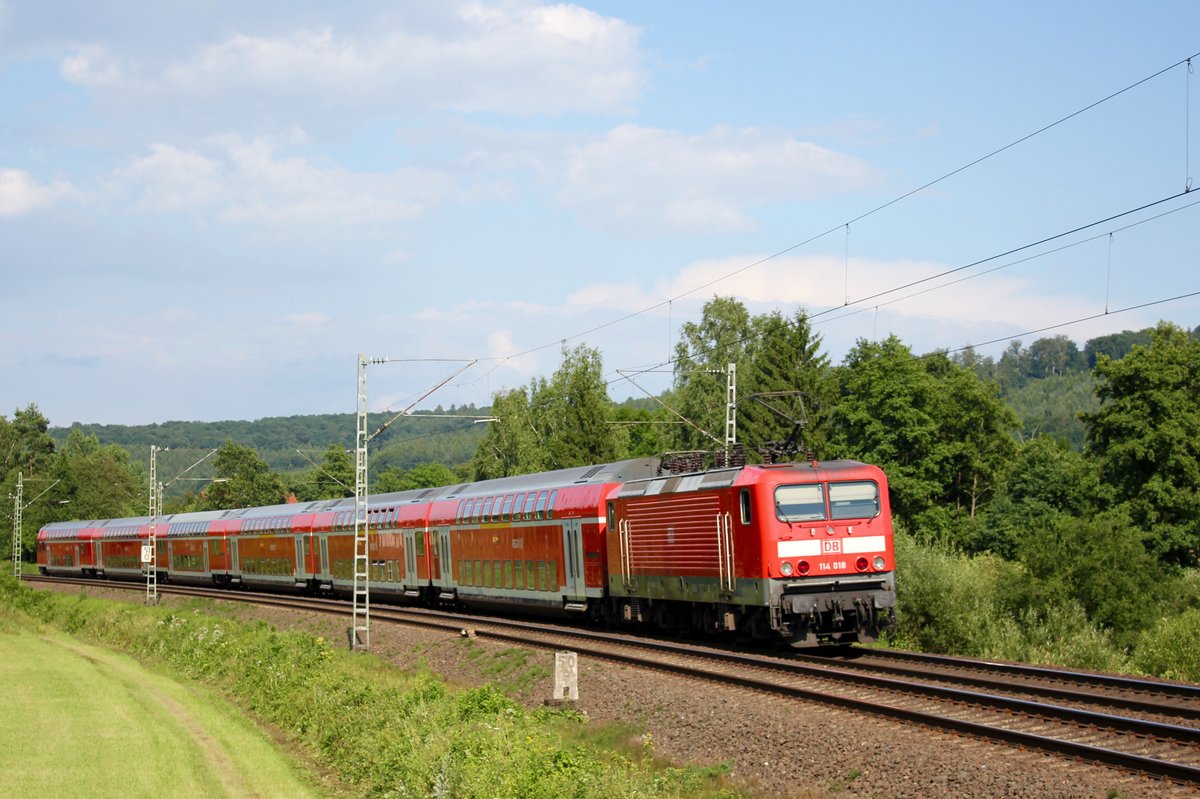 RE 4522 von Frankfurt nach Fulda auf der Kinzigtalbahn bei Wirtheim. Normalerweise zieht noch eine zweite 114 mit. Heute musste es 114 018 leider alleine bis Fulda schaffen. 