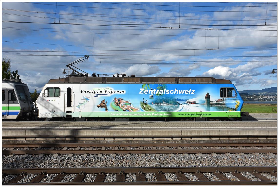 Re 456 091-8 als Schlusslok am VAE 2580 in Pfäffikon SZ. (10.10.2019)