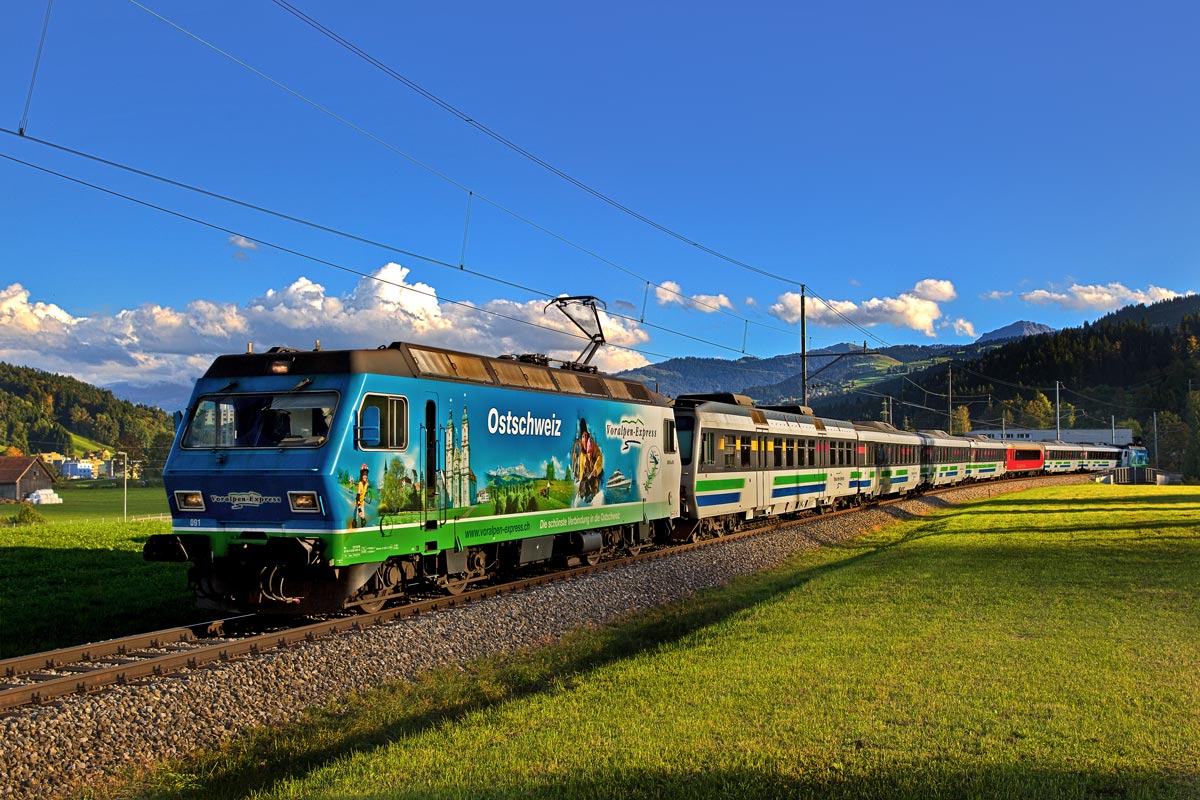 Re 456 091 und die Schublok Re 456 096 fahren in Wattwil mit dem Voralpenexpress vorüber.Bild vom 3.10.2016