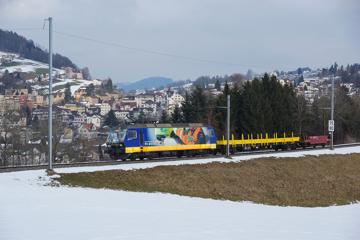 Re 456 092-6 verlässt am 28.02.2015 Herisau mit zwei Güterwagen.