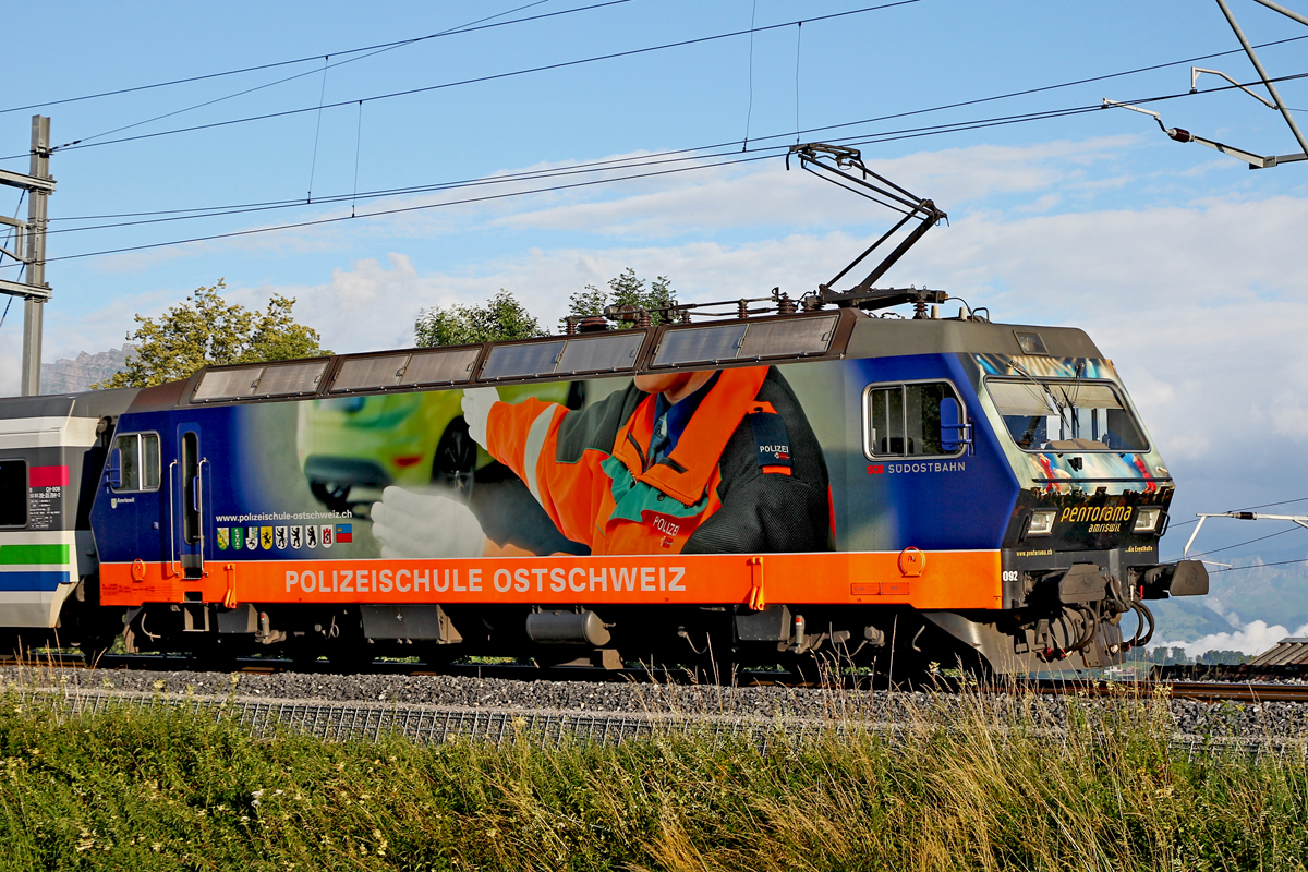 Re 456 092 Amriswil fährt am 24.6.2014 in Uznach mit dem Voralpenexpress vorüber.