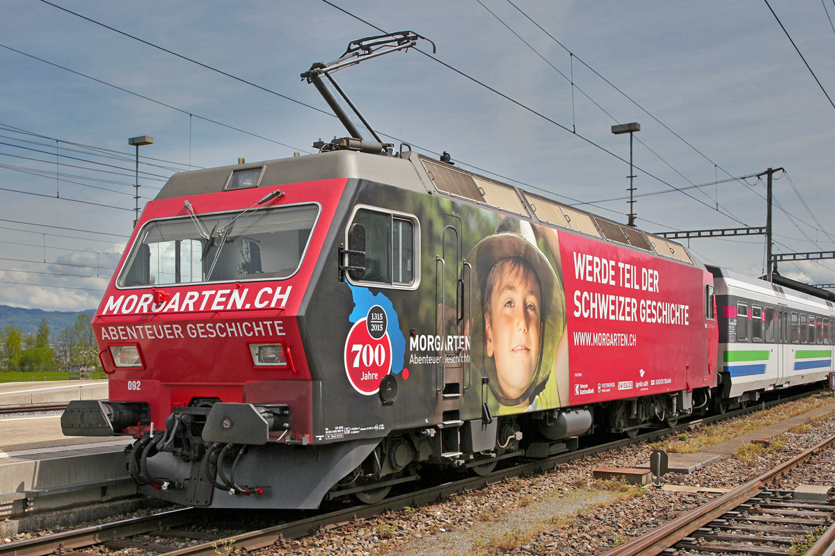 Re 456 092 im Bahnhof Pfäffikon SZ.Bild vom 26.4.2015