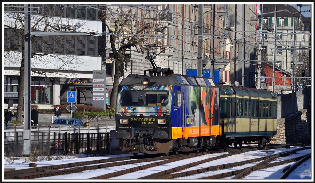 Re 456 092 durchfährt mit einem Extrazug den Bahnhof St.Gallen und verschmilzt fast mit dem städtischen Hintergrund. (03.12.2013)