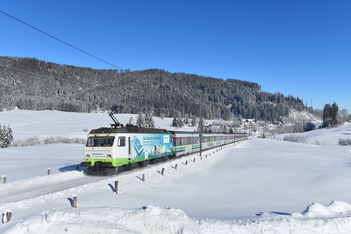 Re 456 092 mit einem VAE am 05.02.2019 bei Biberbrugg. 