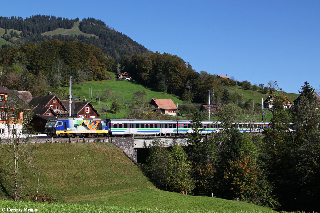 Re 456 092 mit VAE 2419 am 14.10.2014 in Ecce Homo.