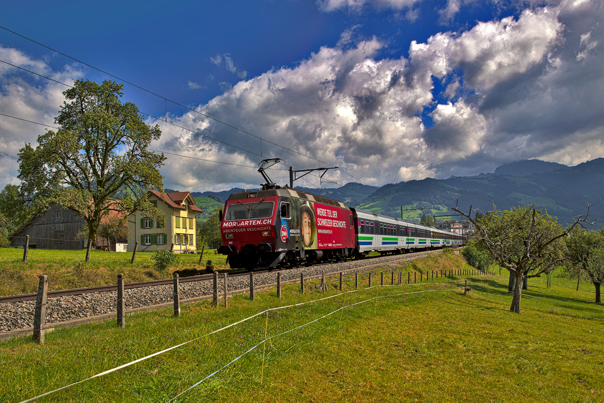 Re 456 092 Morgarten.ch fährt mit dem Voralpenexpress in Uznach vorüber.Bild vom 6.9.2016