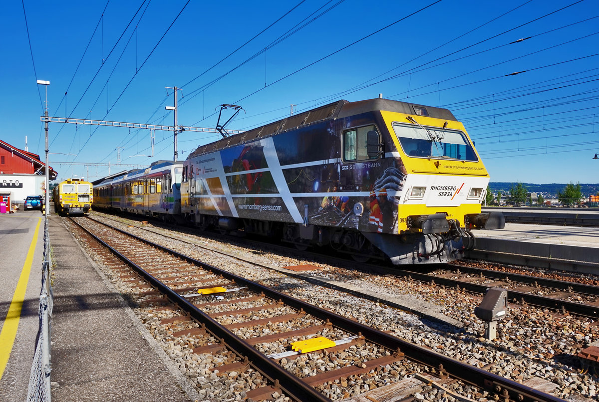 Re 456 093-4  Rhomberg-Sersa  legt mit dem VAE 2567 (Luzern - Rapperswil - St. Gallen), einen Halt im Bahnhof Pfäffikon SZ ein. Schublok war Re 456 094-2  VÖGELE|SHOES . 
Aufgenommen am 19.7.2016.